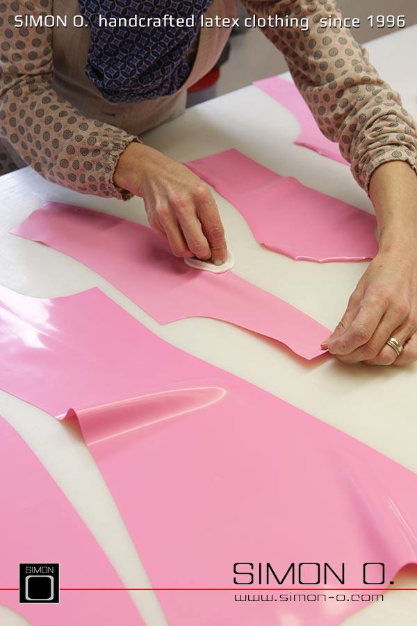 Gezeigt wird die Produktion eines Latex Catsuits in Pink mit transparenten Beinteil beginnend vom ausschneiden über das verkleben bis hin zum fertigen Produkt.