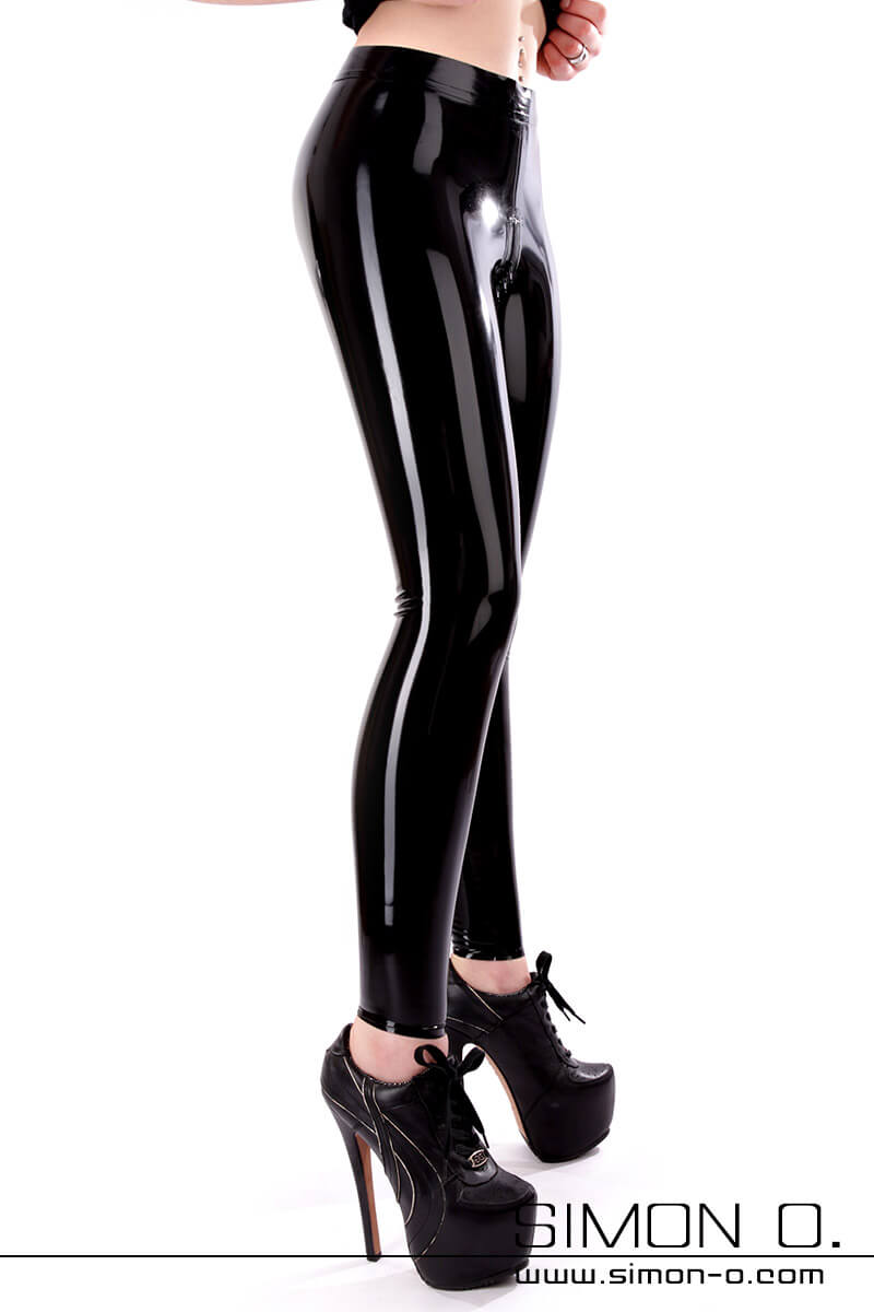 Damenbeine in einer hautengen glänzenden Latex Leggings mit Zipp durch den Schritt. Die Dame trägt dazu Platform High Heels