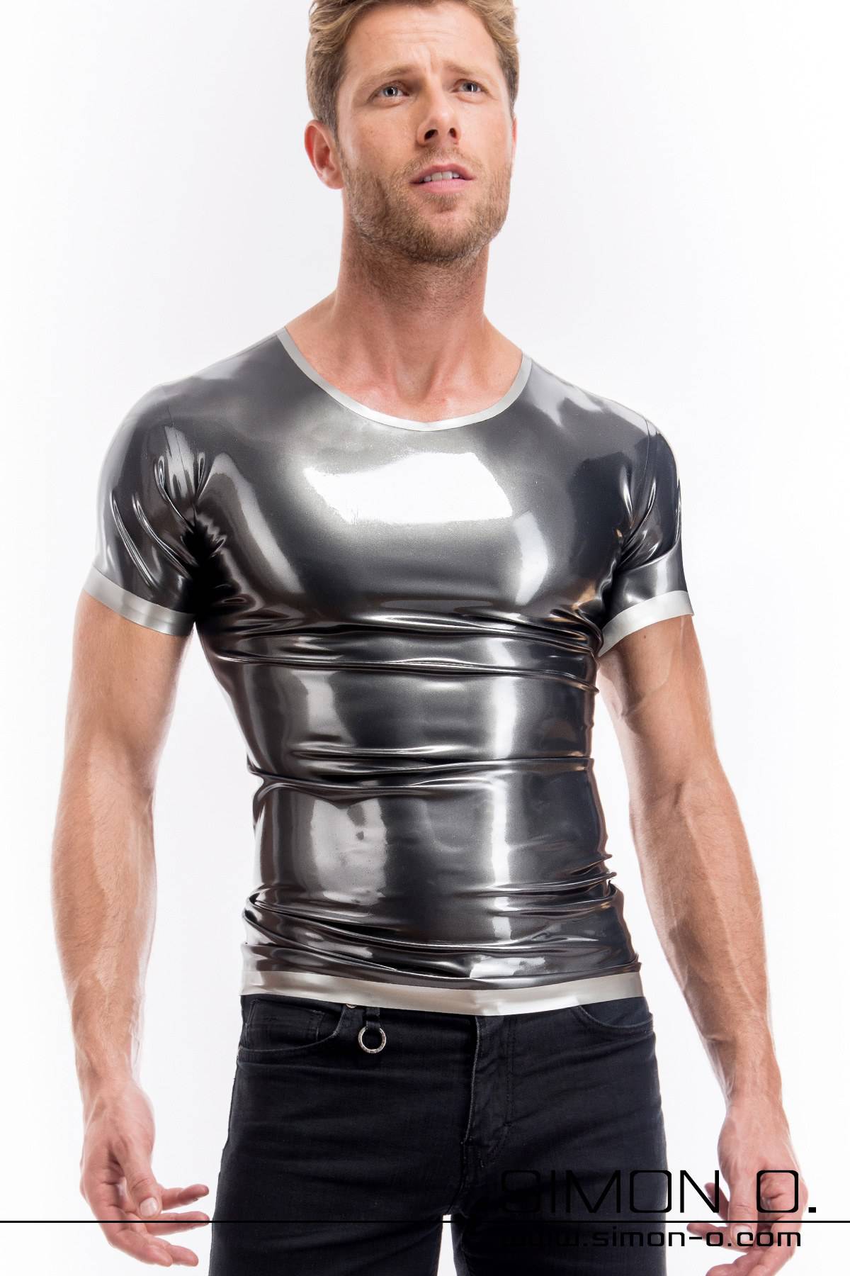 A man wears a skintight shiny short-sleeved latex shirt in metallic look