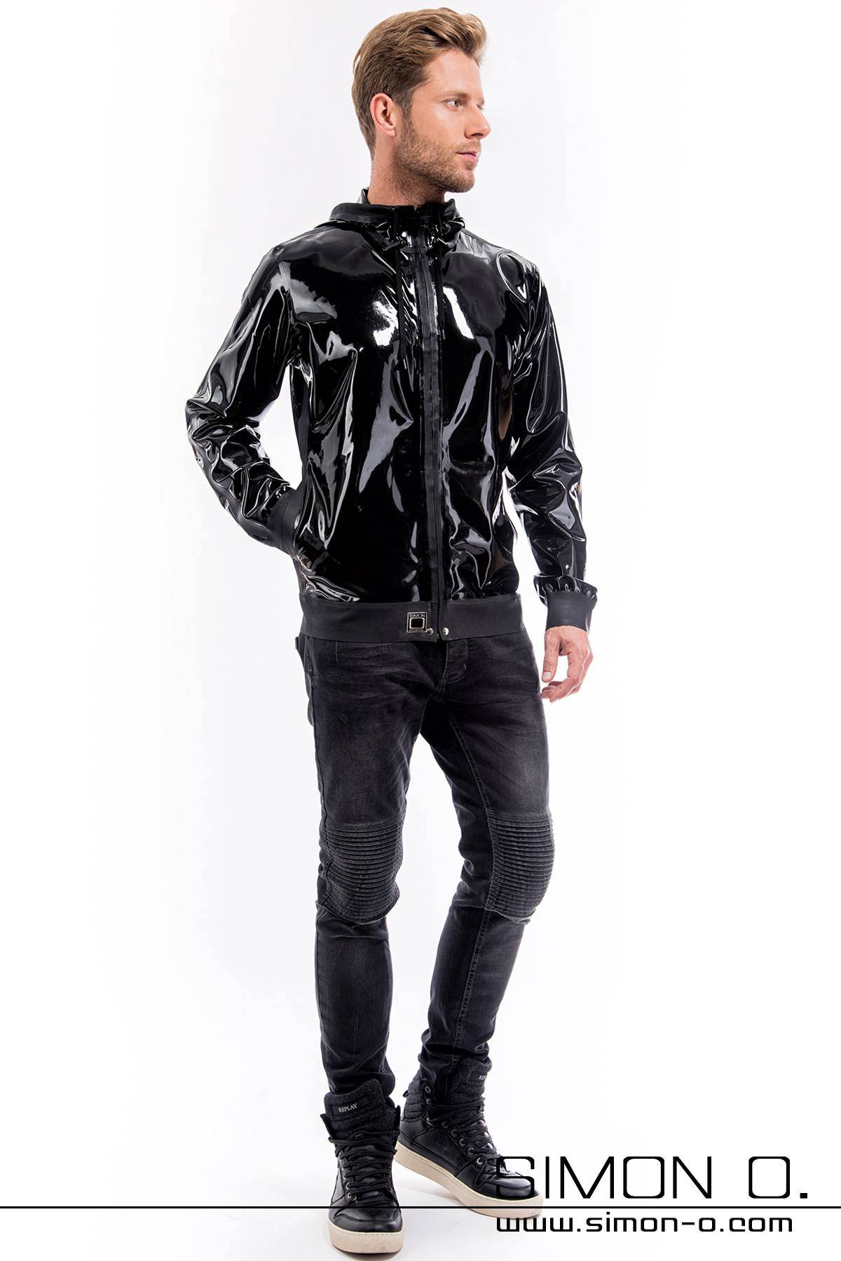 Ein Mann trägt eine glänzende schwarze Latex Jacke mit Kapuze und Taschen in Schwarz