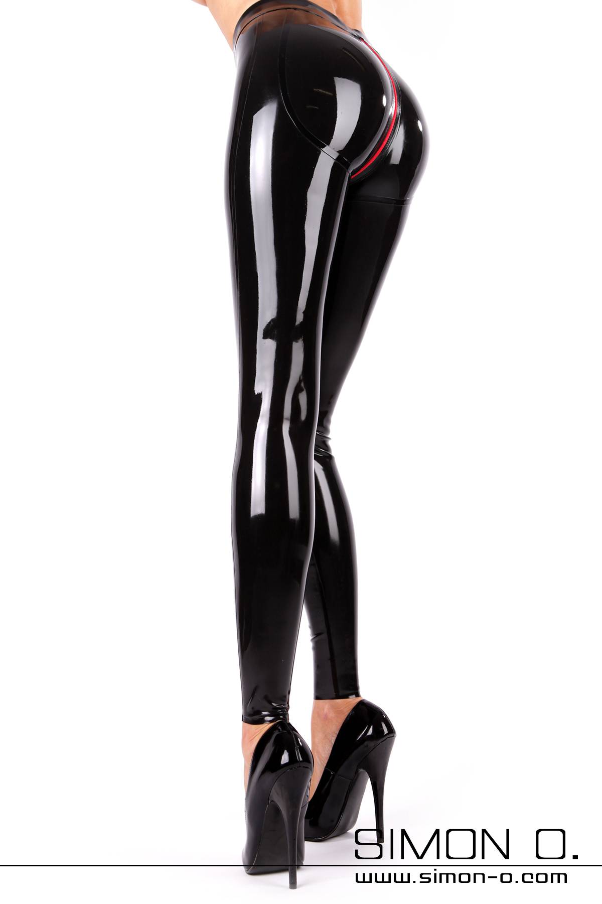 Schlanke Beine und knackiger Hintern in hautengen Glanz Leggings aus Latex mit einem roten Zipp im Schritt