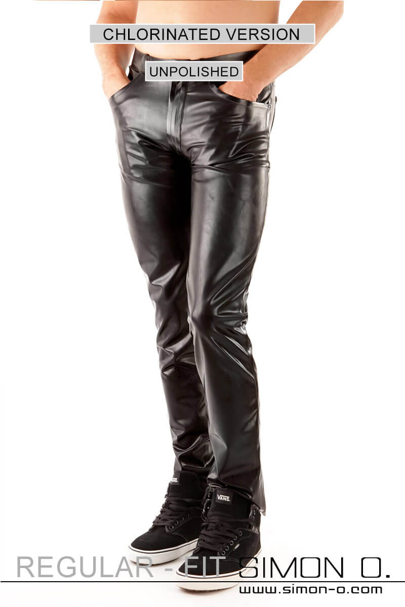 Eine schwarze chlorierte Latex Jean für Herren mit Taschen von vorne