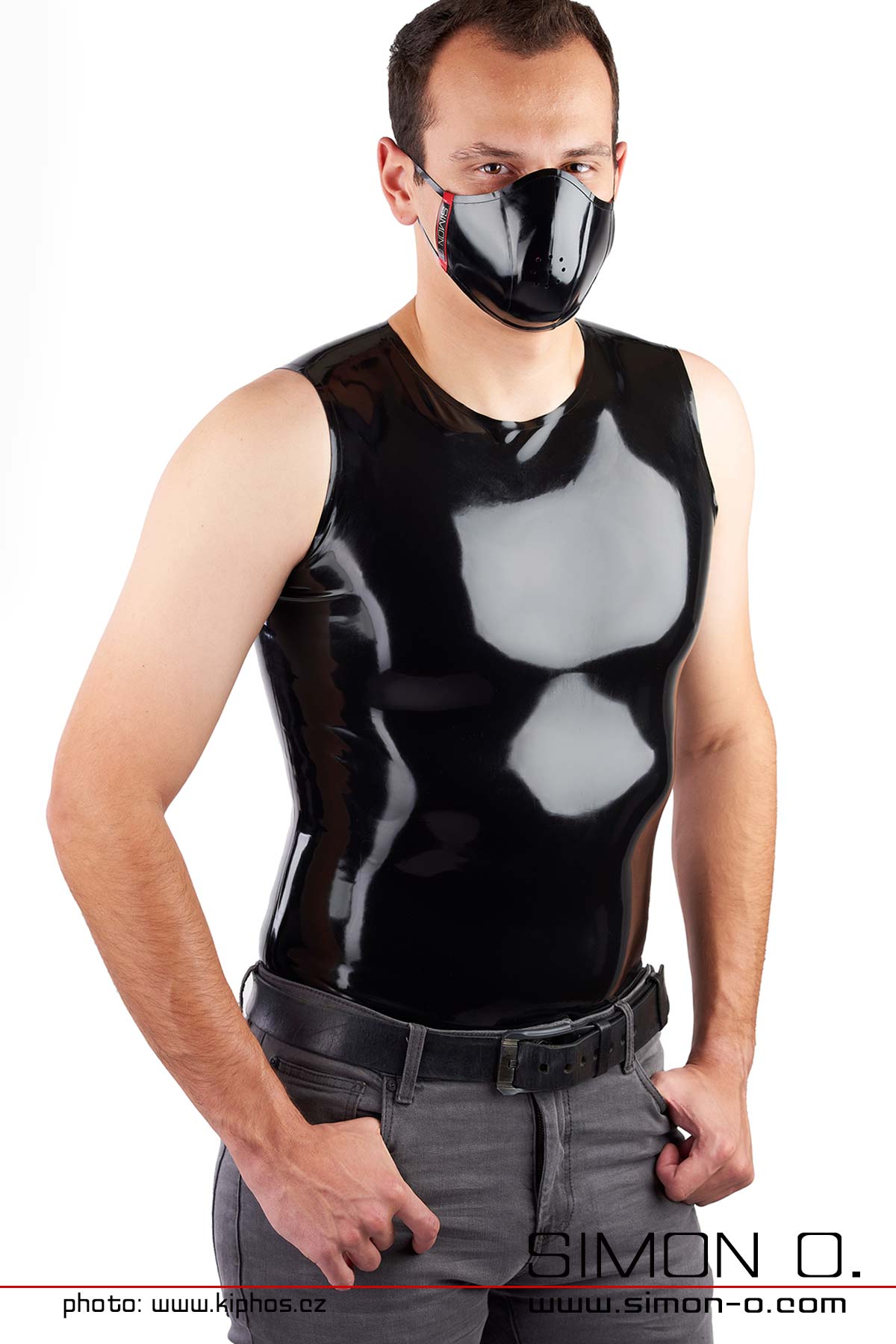 Enges gänzendes Latex Shirt in Schwarz für Herren mit Rundhalsausschnitt von vorne gesehen.