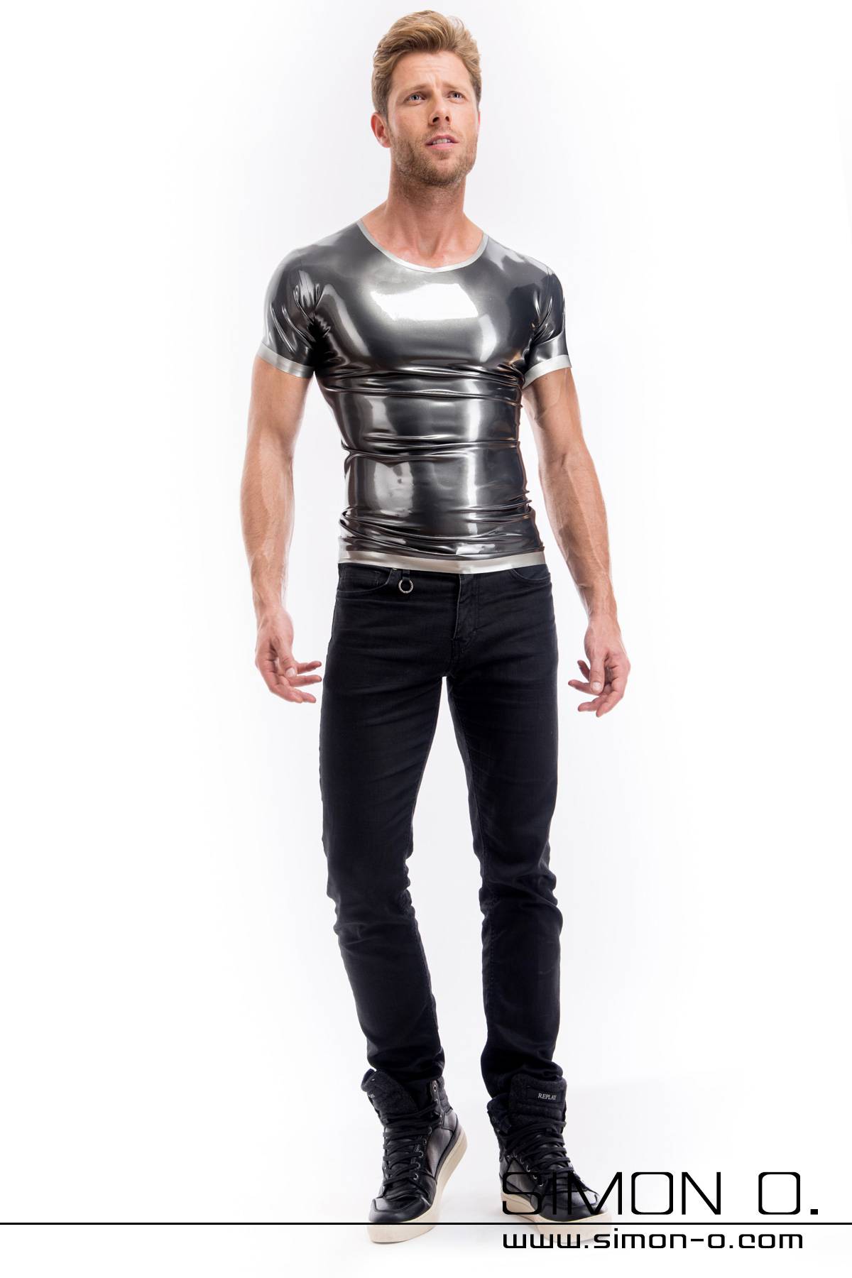 A man wears a skintight shiny short-sleeved latex shirt in metallic shine optics