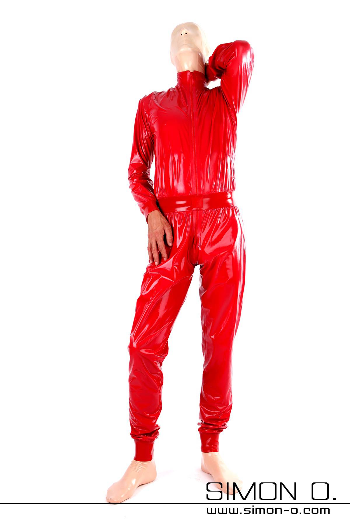 Ein Mann mit einer Latex Maske trägt einen lockeren Latex Catsuit in glänzenden Rot