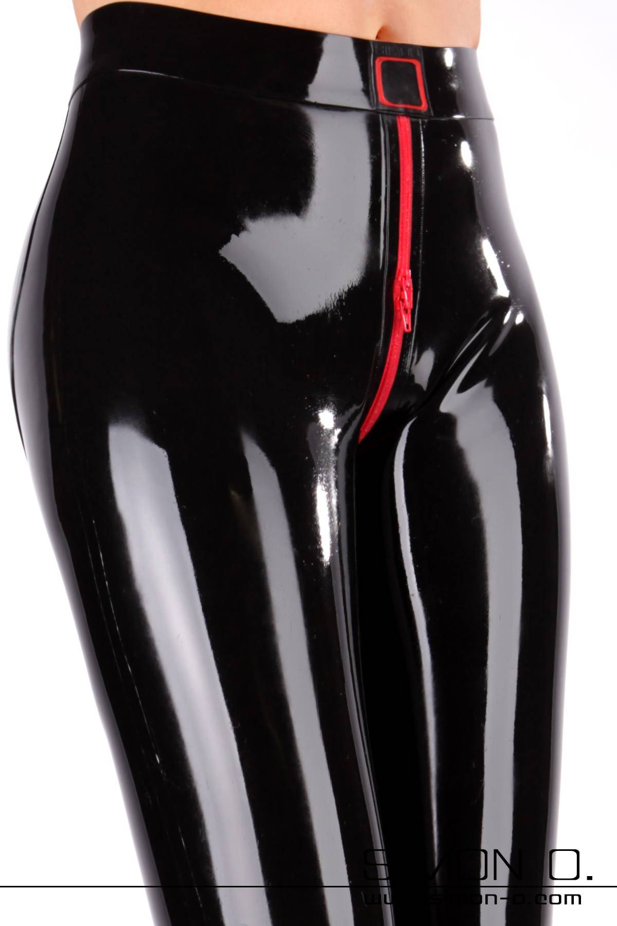 Detailfoto Latex Leggings Schrittbereich mit einem roten Zipp im Schritt