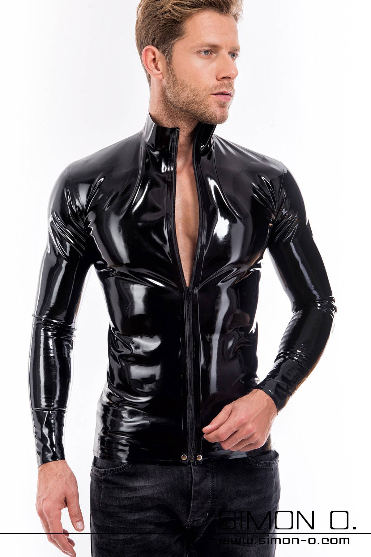 Ein Mann trägt ein schwarzes Latex Shirt mit langen Ärmeln und teilbarem Zipp