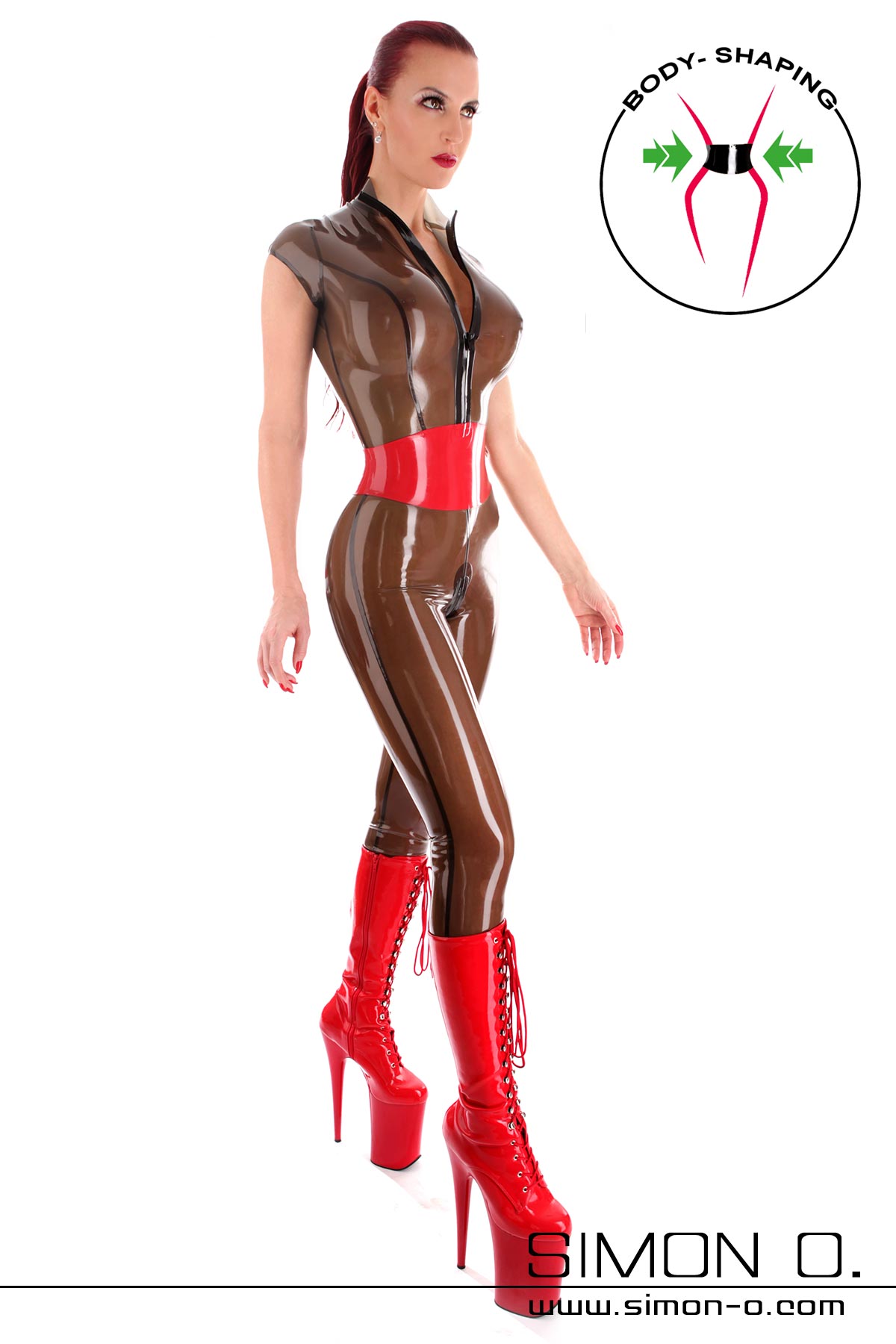 Latex Jumpsuit mit Zipp vorne in Schwarz Transparent mit eingearbeiteten rotem Taillengürtel von vorne gesehen