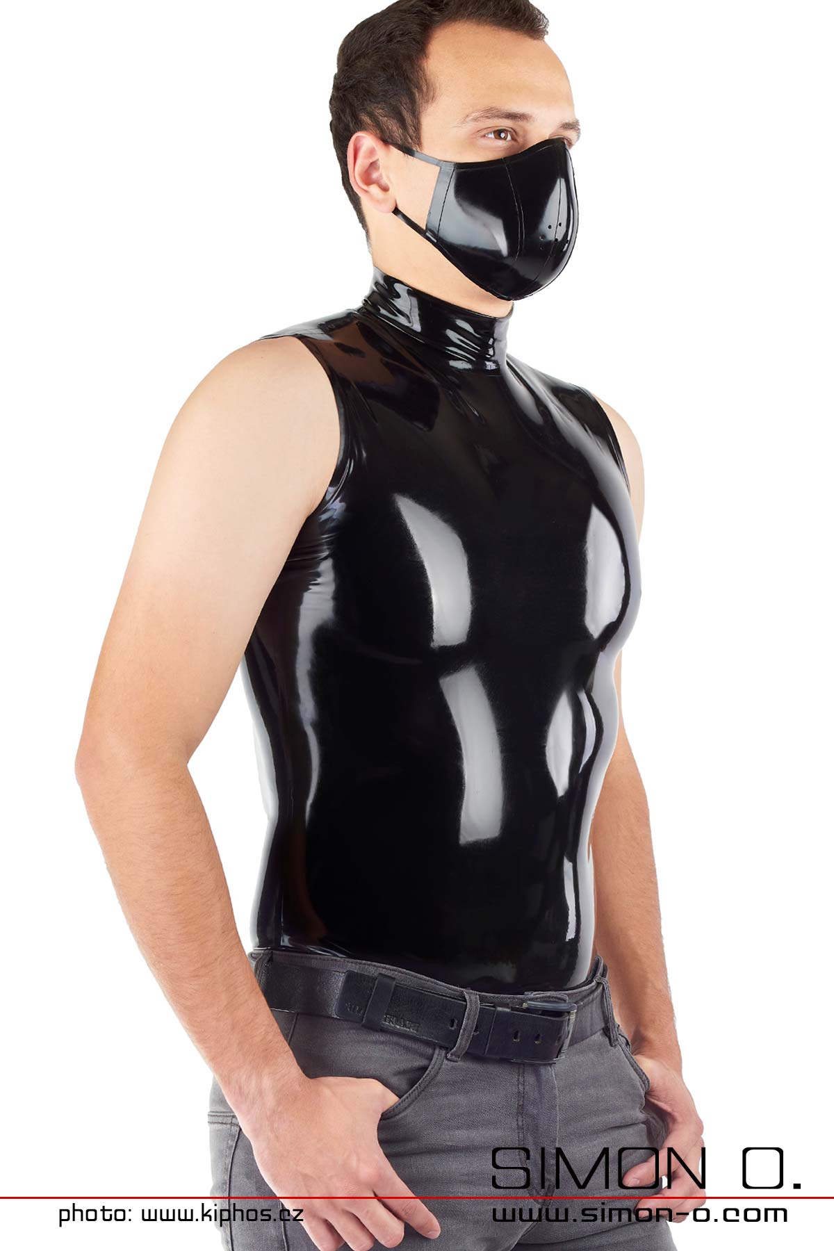 Enges glänzendes Latex Shirt in Schwarz für Herren mit Stehkragen -von vorne gesehen.