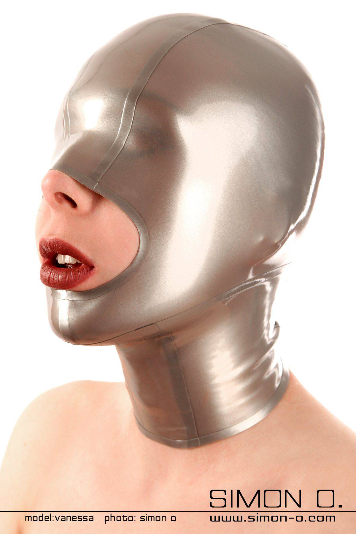 Eine Person trägt eine silberne Latex Maske mit offenen Mundbereich.