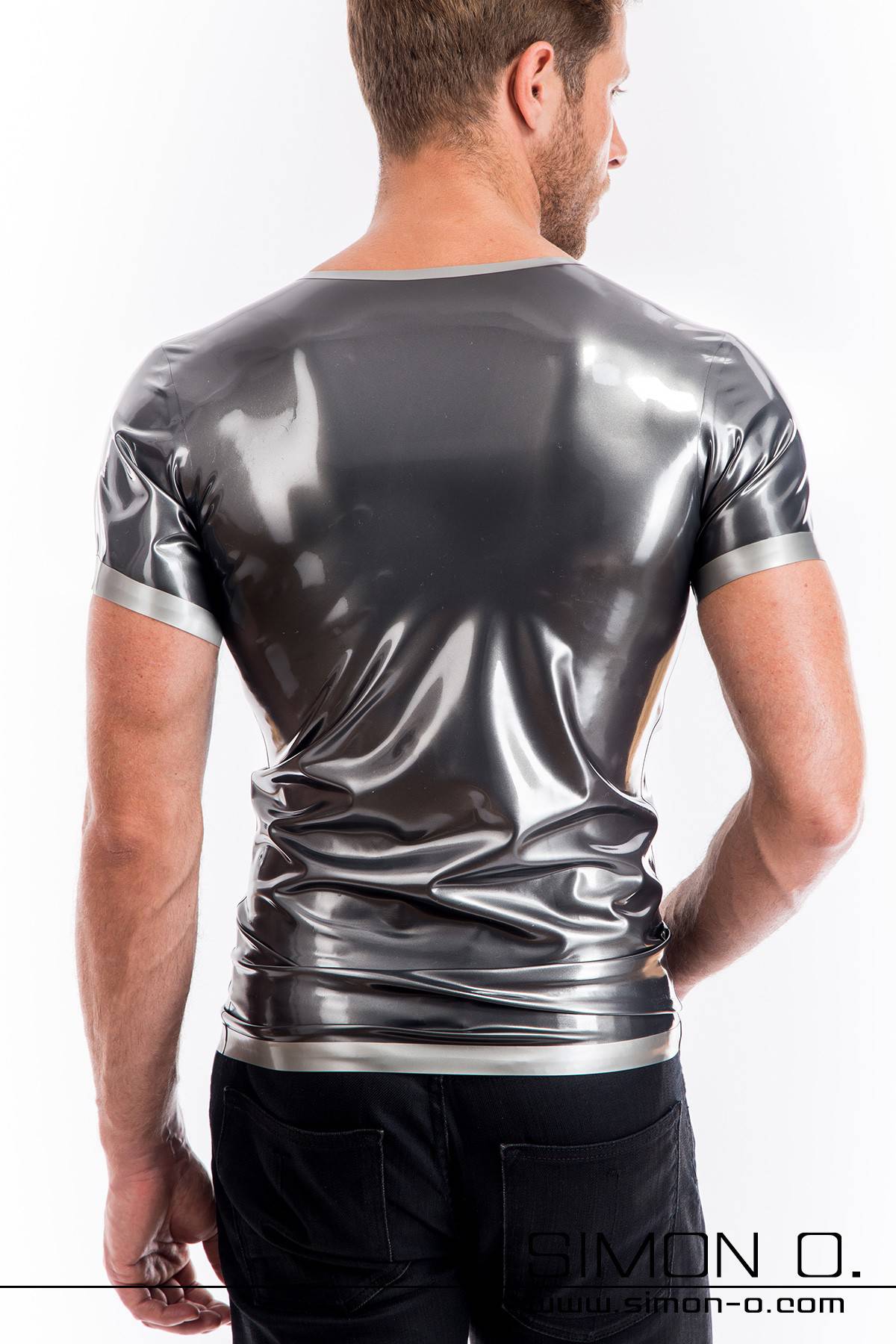 A man is wearing a skintight shiny short-sleeved latex shirt in the color grey metallic - seen from behind