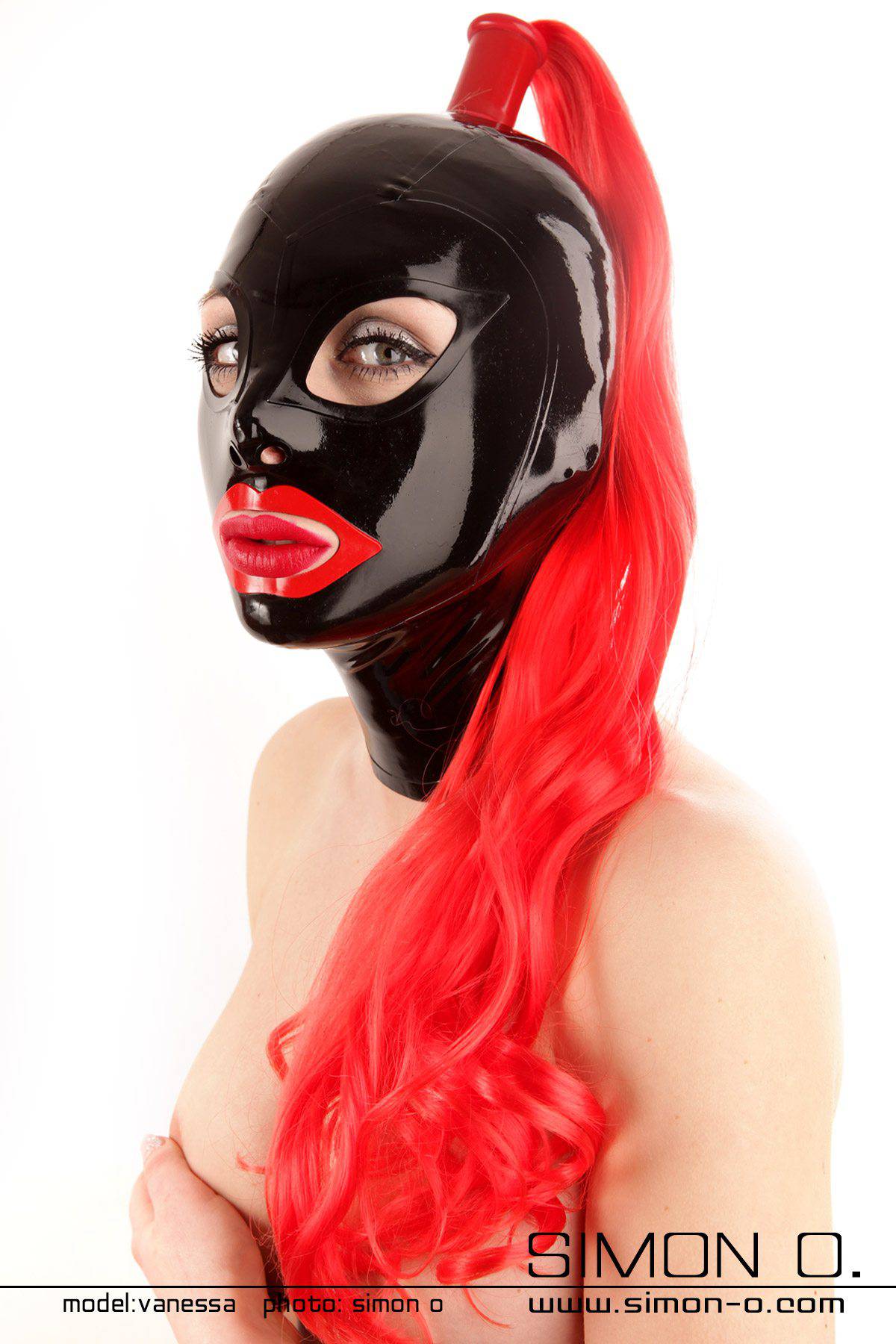 Latex Maske in Schwarz mit rotem Mund und Haarteil in Rot