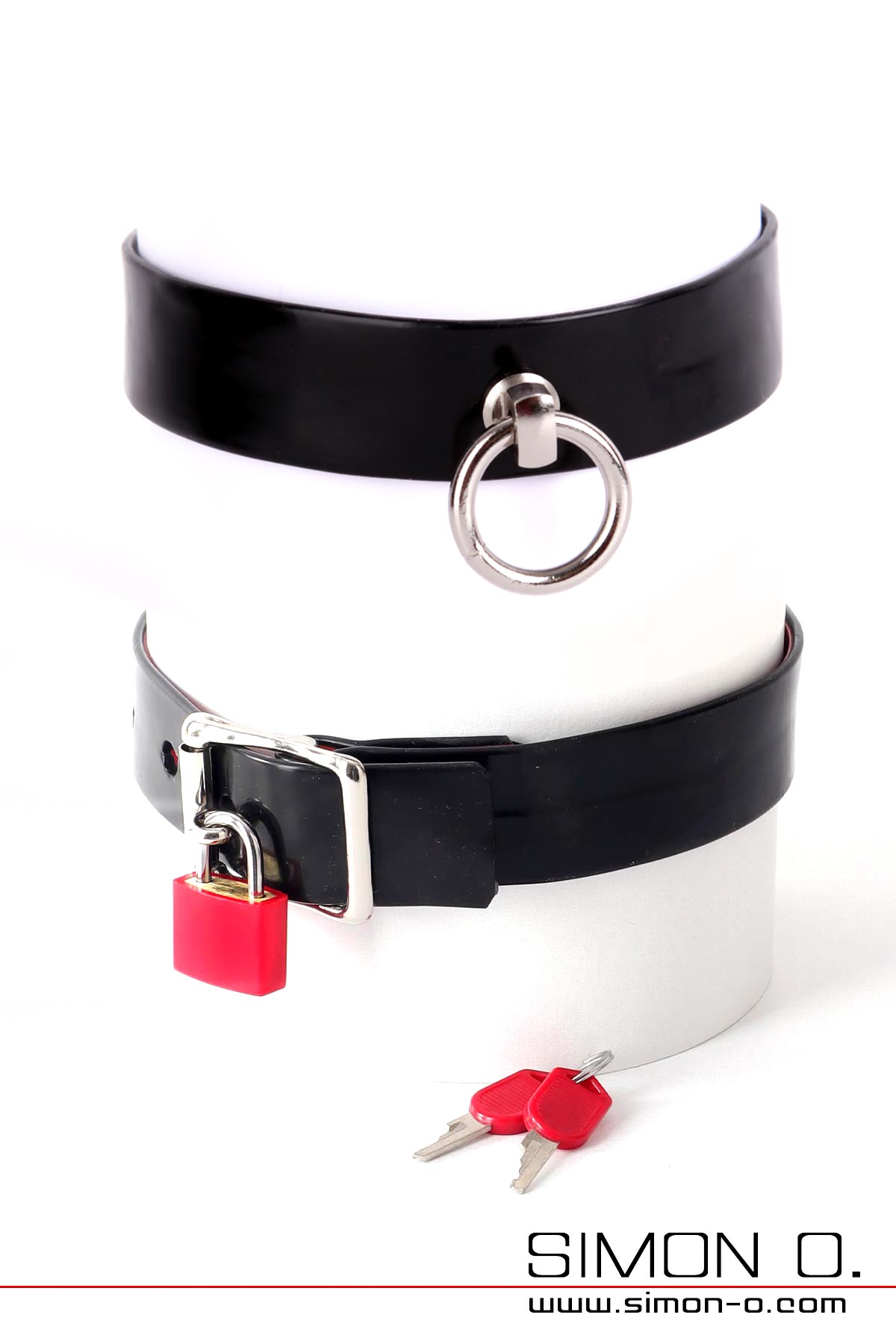 Latex Halsband in schwarz mit dem Ring der O und schwarz mit D-Ring. Die Rückseite zeigt eine mit einem Vorhängeschloss absperrbare Schnalle.