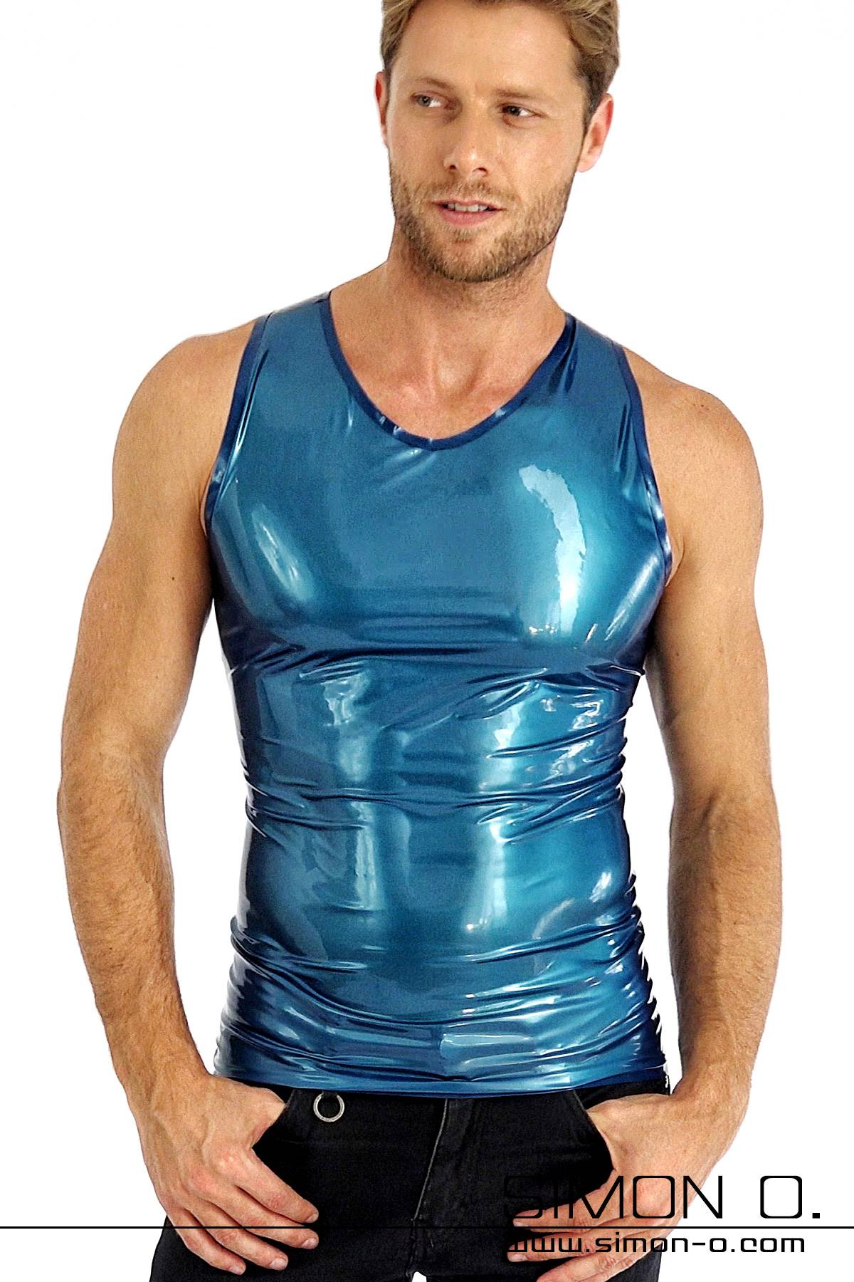 Ein Mann trägt ein hautenges glänzendes Latex Shirt ohne Ärmel in Blau mit Einfassungen in Dunkelblau