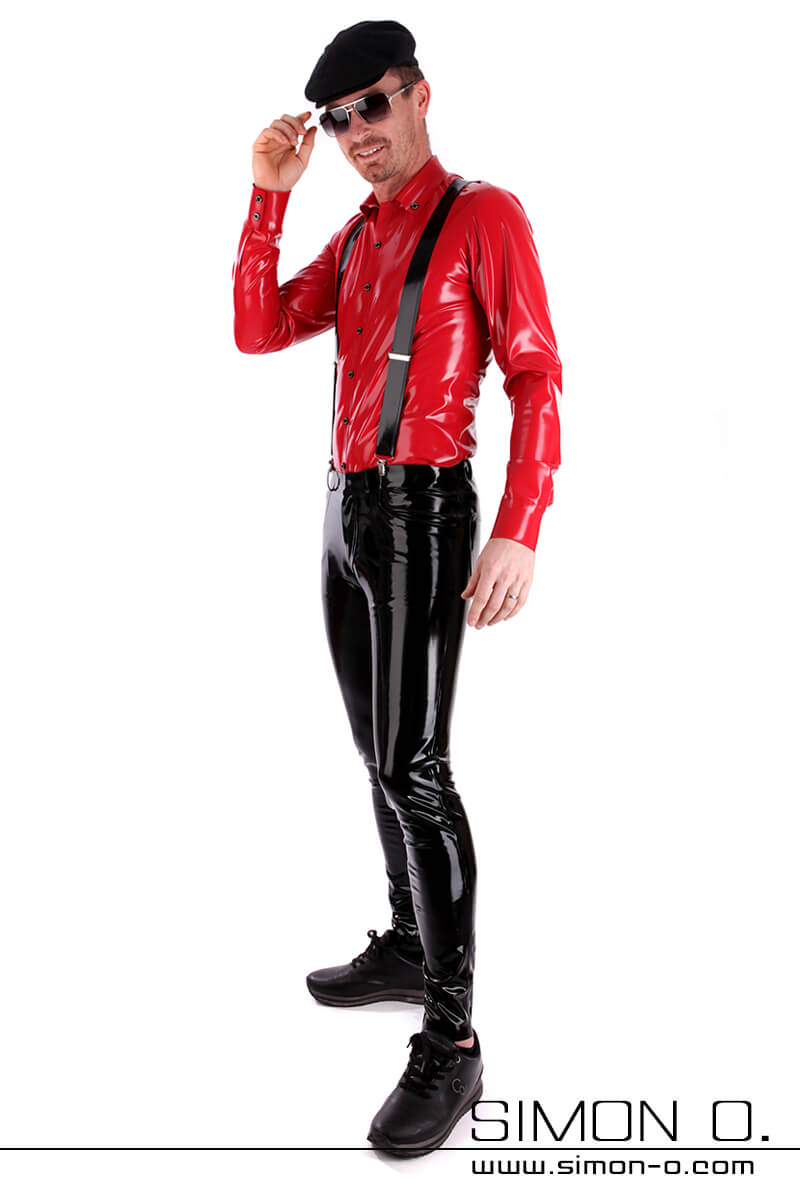 Eine Mann mit Sonnebrille trägt ein rotes glänzendes Slim Fit Latex Herren Hemd mit Knopfleiste und Reverskragen