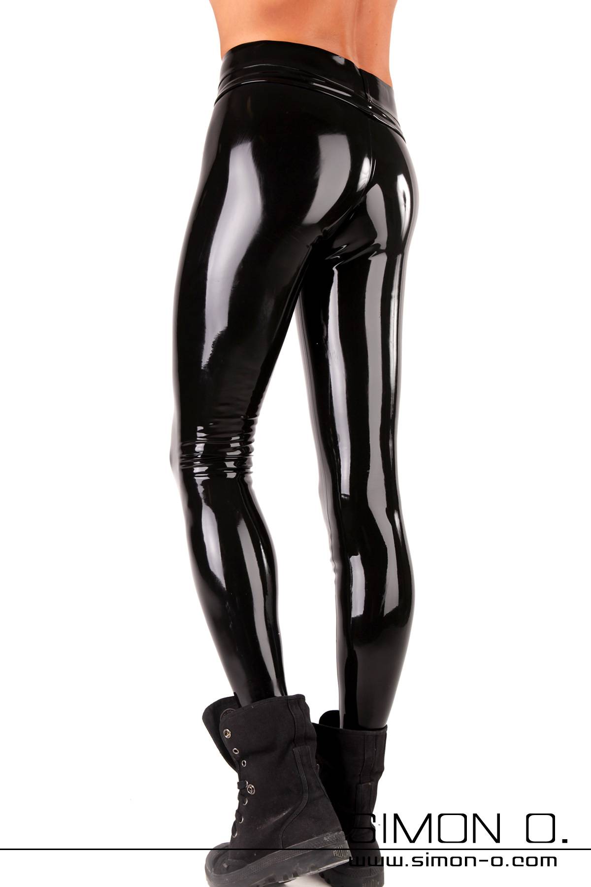 Sportliche Glanz Leggings aus Latex in Schwarz für Herren von hinten gesehen