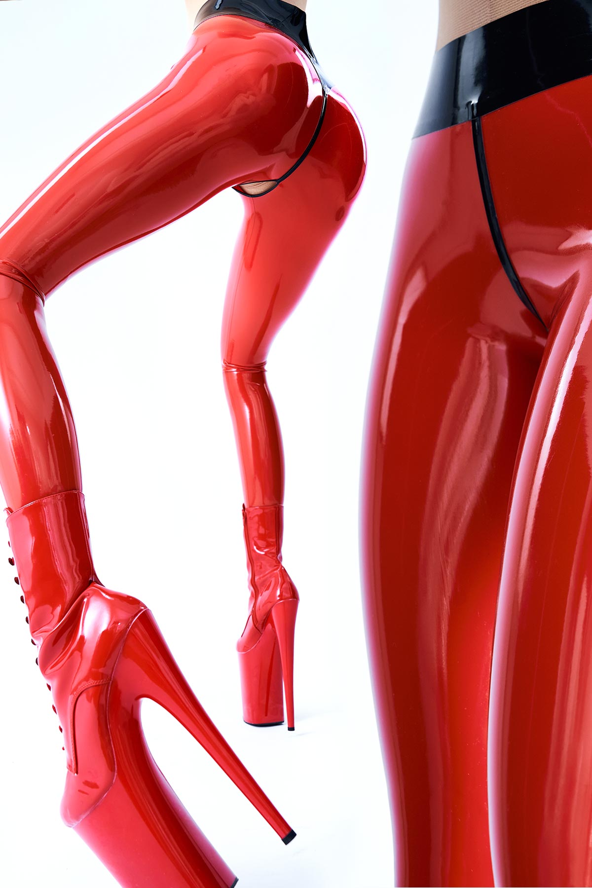 Eine glänzende rote Latex Leggings welche im Schritt offen ist.