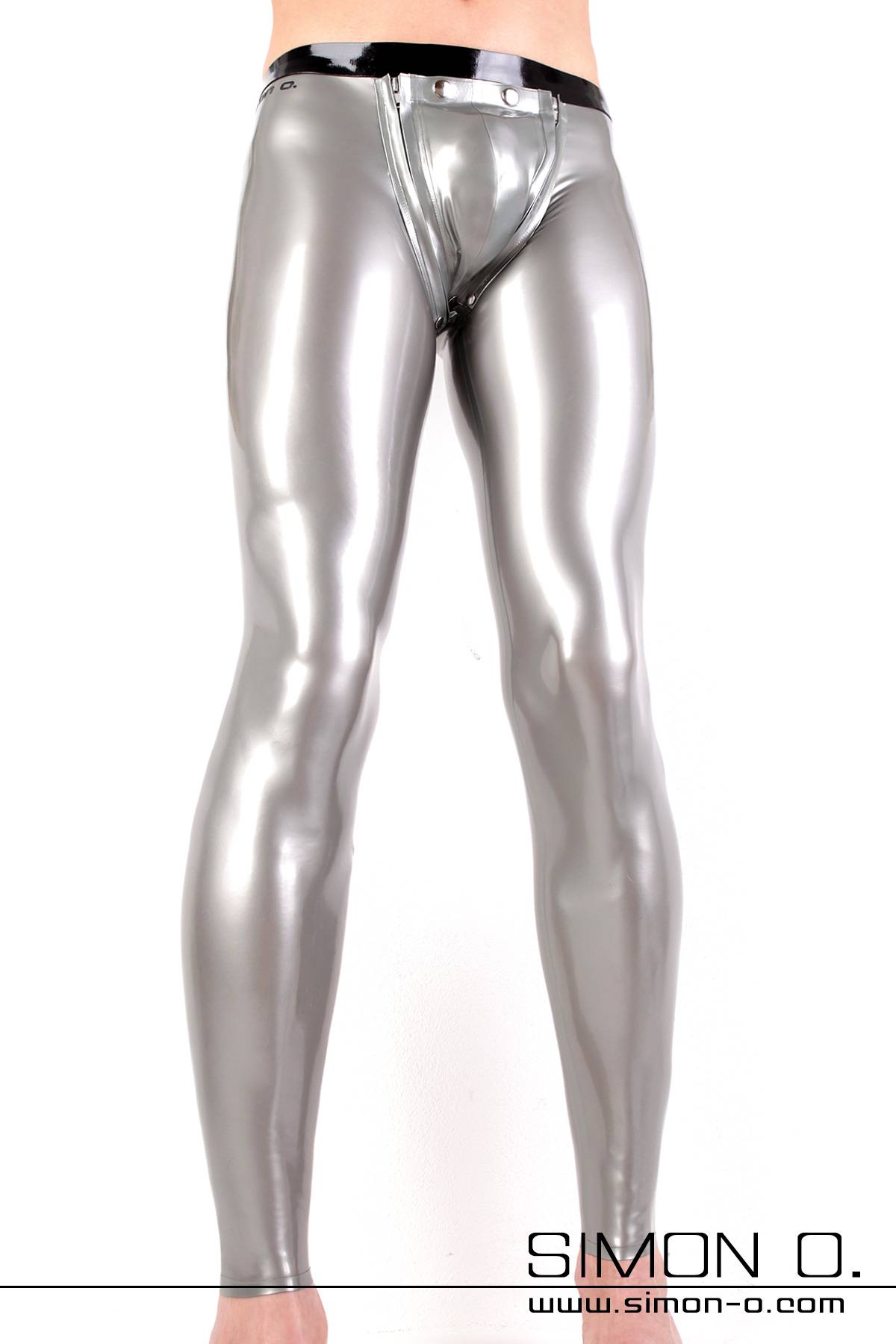 Ein Mann mit einer engen glänzenden Latex Leggings in Silber mit einen schwarzen Bund mit Codpiece