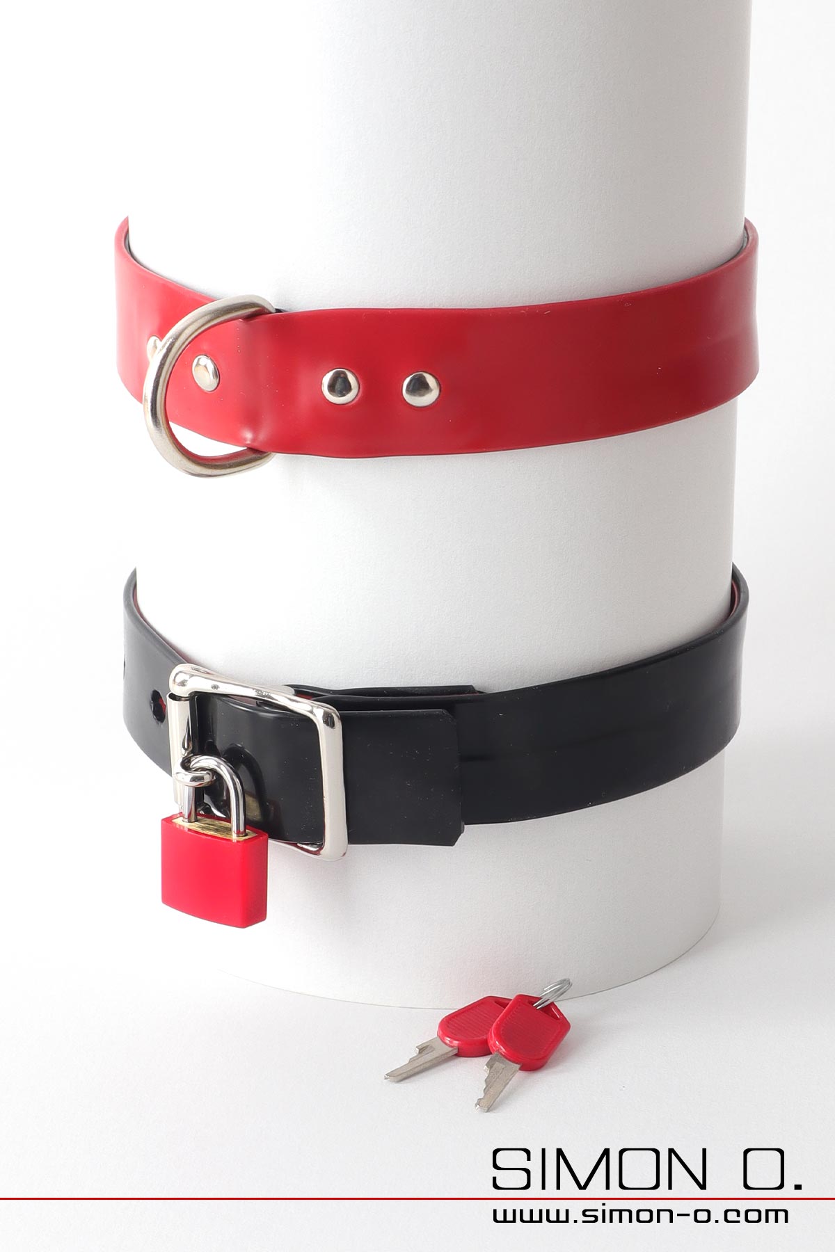 Latex Halsband in rot und schwarz mit D-Ring. Die Rückseite zeigt eine mit einem Vorhängeschloss absperrbare Schnalle.