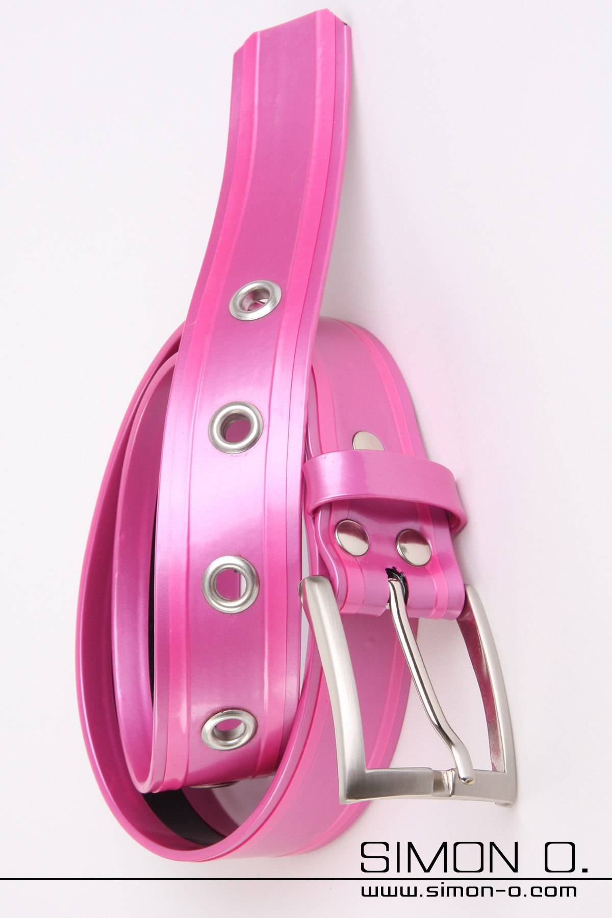 Ein Latex Gürtel in Pink mit silberner Schnalle