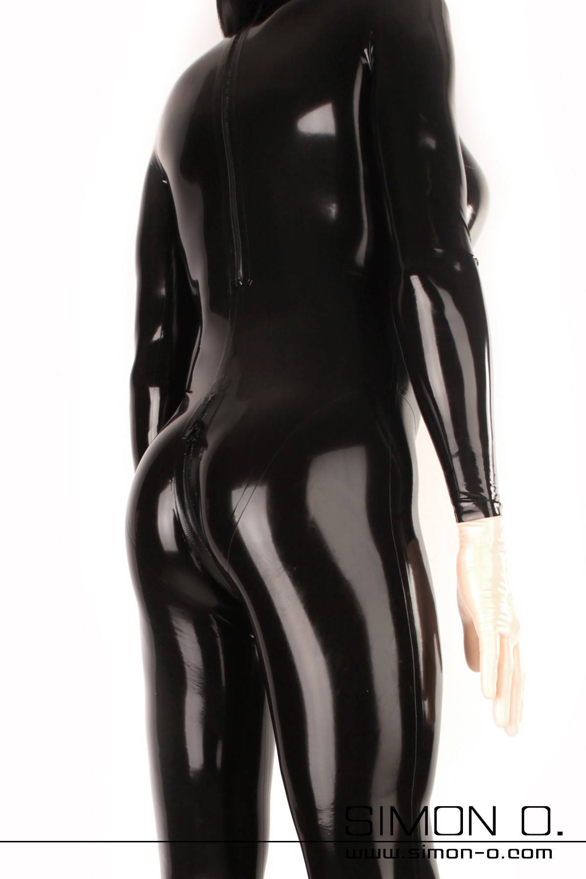 Ein hautenger Latex Catsuit in Schwarz mit Silikonbrüsten und Zipp im Schritt