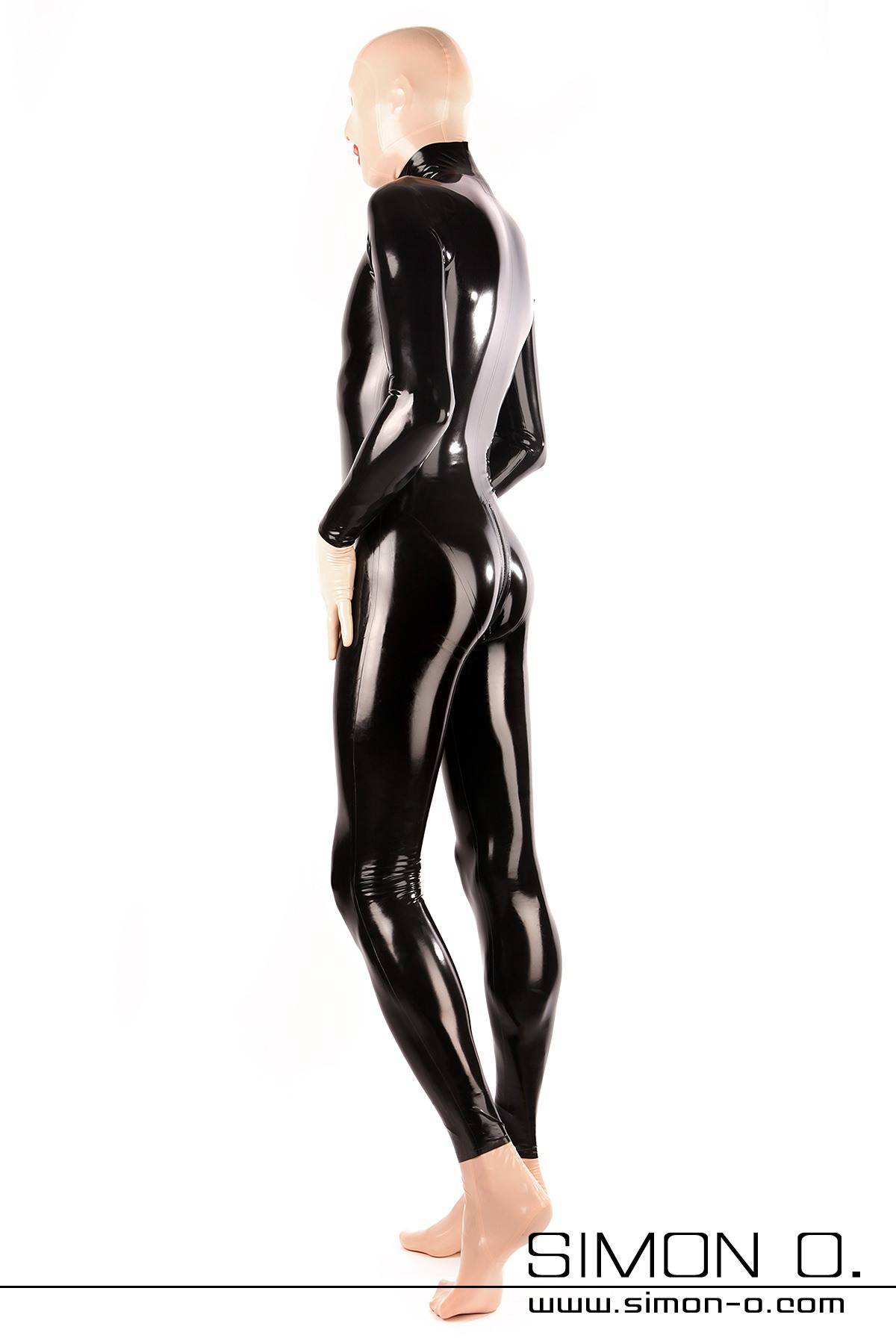 Glänzender Latexanzug mit hautenger Passform der herr trägt dazu eine Latex Maske Handschuhe und Socken aus hautfarbenen Latex