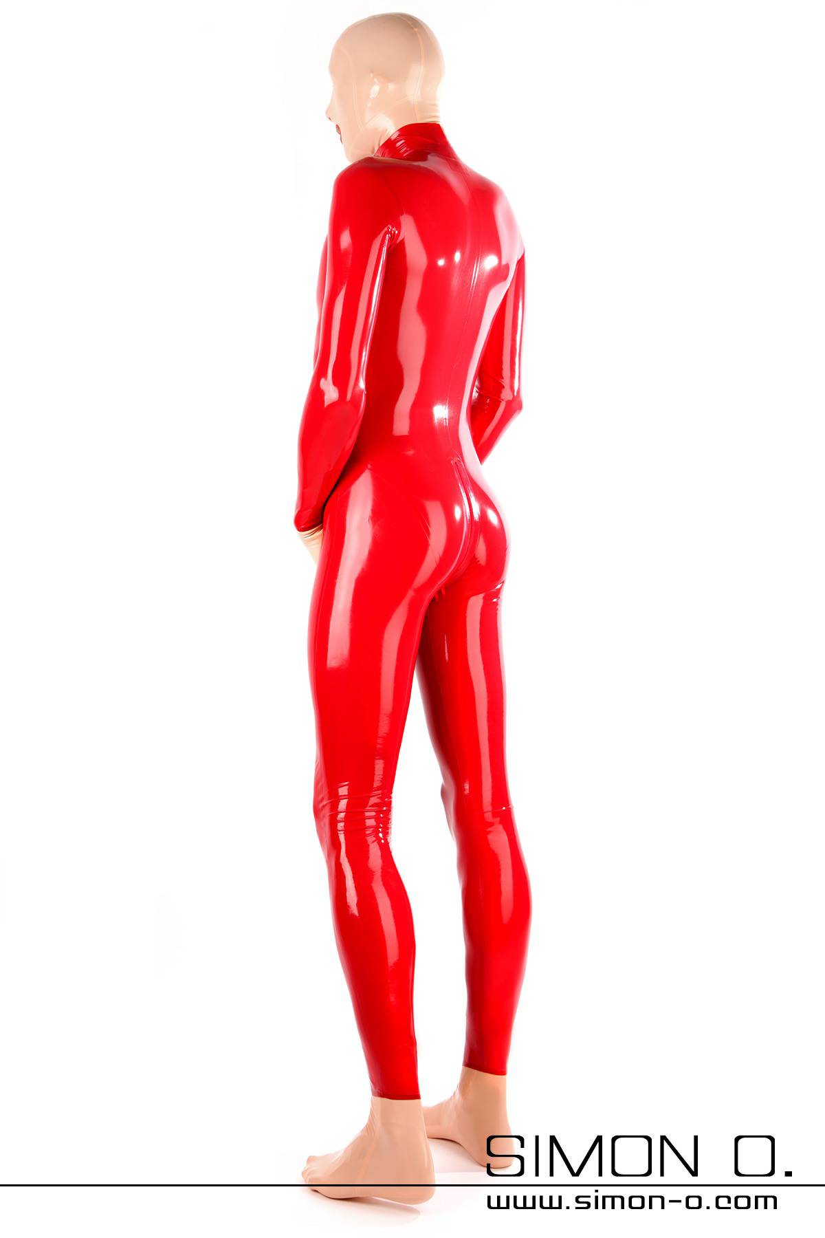 Ein Mann trägt einen roten hautengen Latexanzug mit Maske Socken und Handschuhen aus hautfarbenen Latex von hinten gesehen