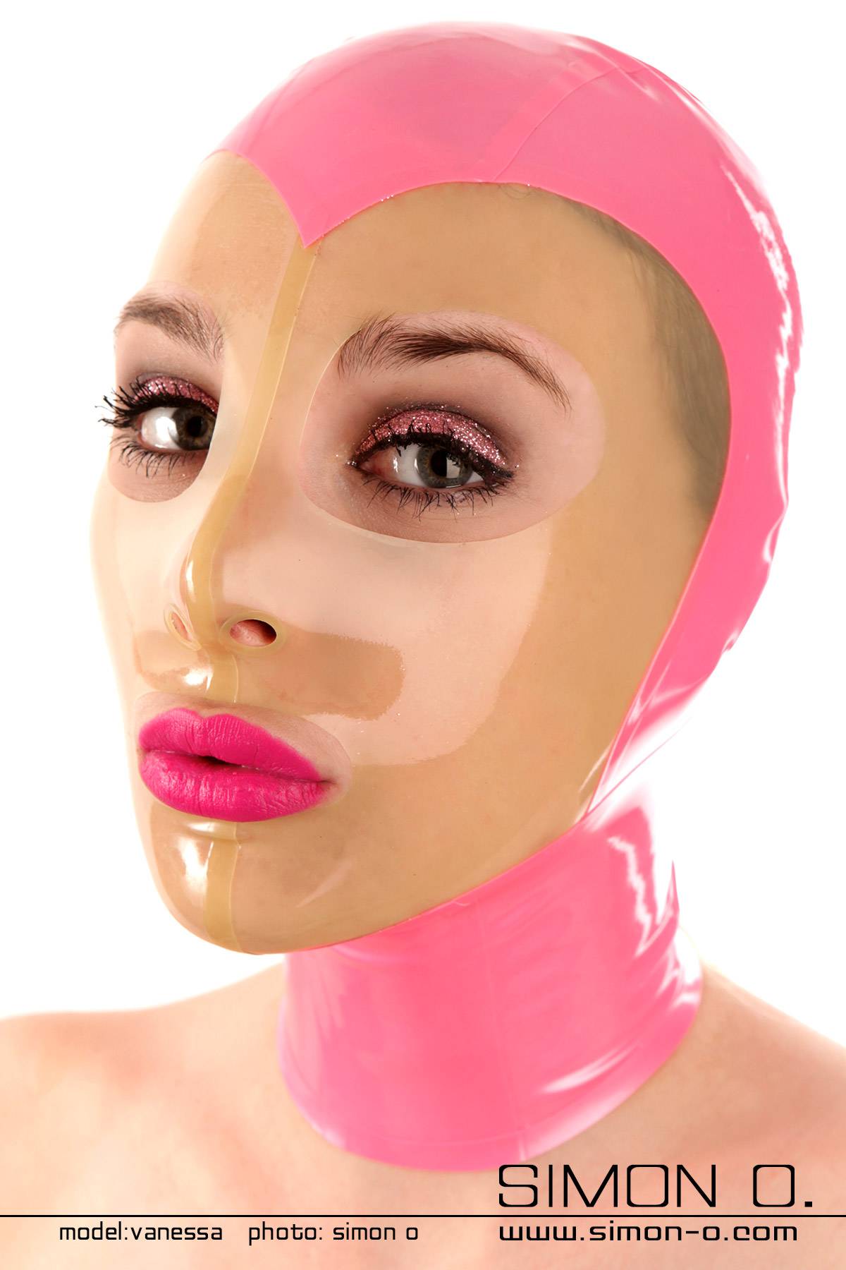 Eine Frau rau mit pinker Latex Maske mit transparentem Einsatz im Gesichtsbereich.