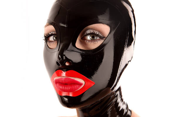 Glänzende Latex Maske in Schwarz mit Mund in Rot